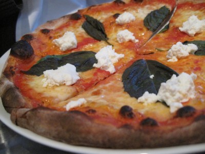 dinette-fresh-mozzarella-pizza